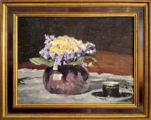 Schale mit Blumen und Tasse
