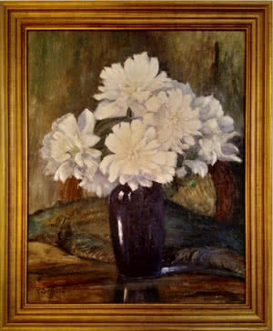 Große Blumenvase mit weißen Blumen